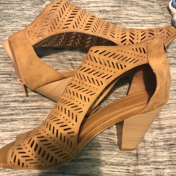 pair of heels - Picture 2 of 2